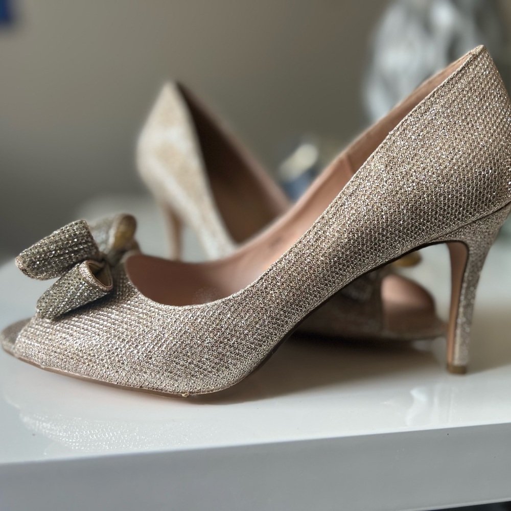 Lauren Lorraine Jenna Gold heels 10M